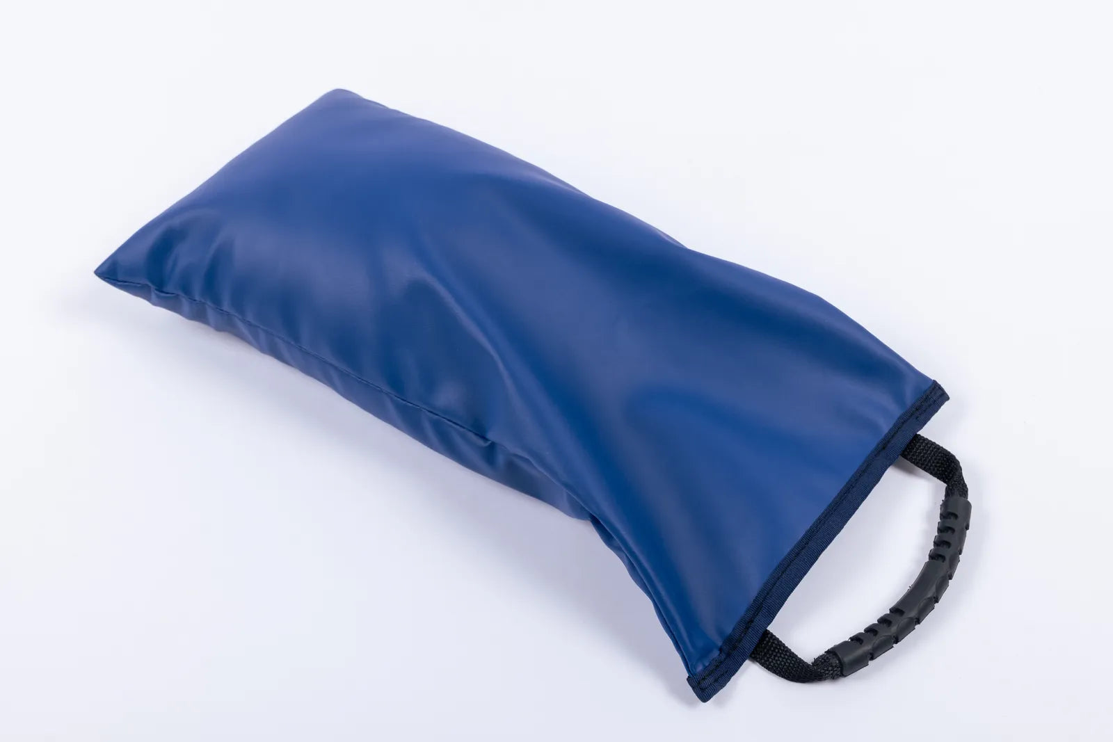 Blauer Sandsack mit schwarzem Tragegriff