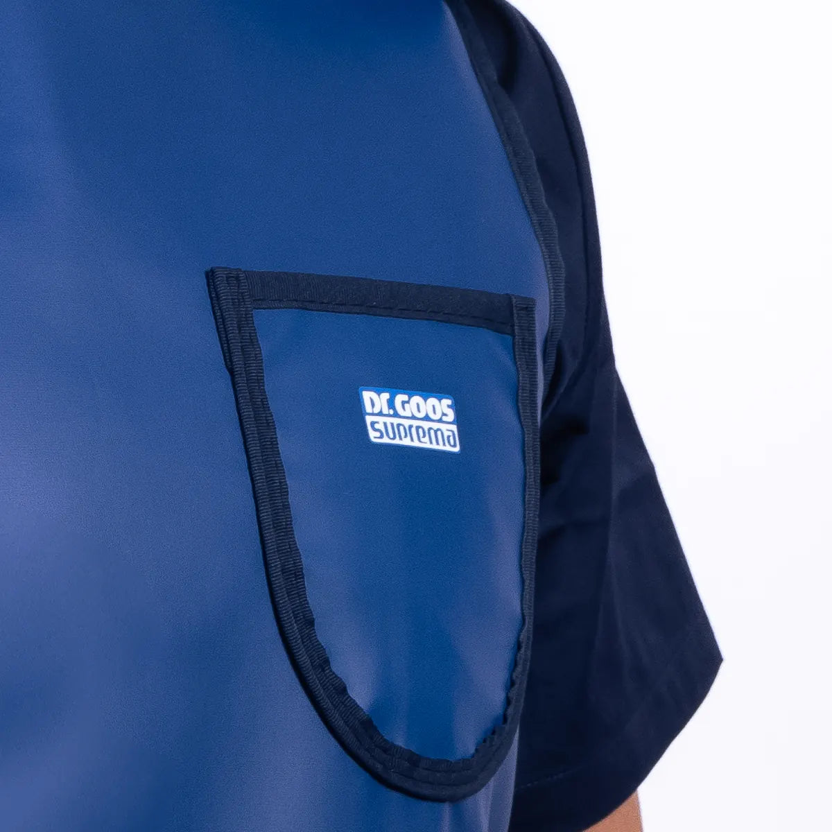 Nahaufnahme der Brusttasche mit Etikett