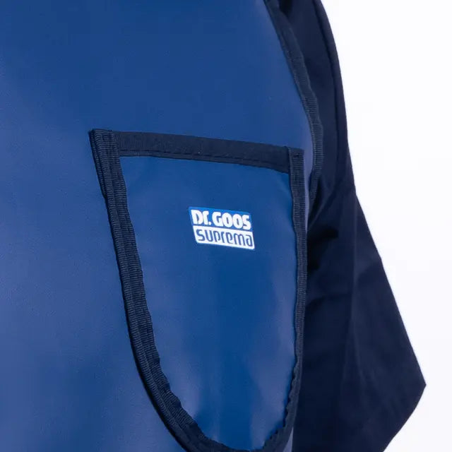 Brusttasche einer Röntgenschürze mit Etikett